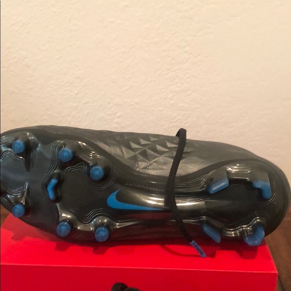 Soccer cleats - Picture 4 of 5